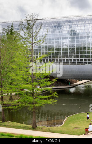 Die unzähligen Garten ist eine schöne Innenstadt Park in Oklahoma City. Die "Crystal Bridge" Botanische Röhre ist überwiegend gezeigt. Stockfoto