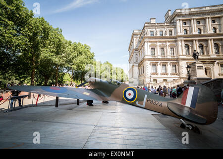 London, UK. 3. Juli 2015. Ein Flugzeug Vickers Supermarine Spitfire Mk 1A ist außerhalb der Churchill War Rooms vor seinem Verkauf von Christies Auktionshaus Kredit abgebildet: Guy Corbishley/Alamy Live News Stockfoto