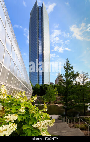 Devon Energy Tower wird von den unzähligen Gärten in der Innenstadt von Oklahoma City gesehen. Das "Crystal Bridge" Botanische Rohr ist der Stockfoto