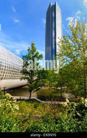 Devon Energy Tower wird von den unzähligen Gärten in der Innenstadt von Oklahoma City gesehen. Das "Crystal Bridge" Botanische Rohr ist der Stockfoto