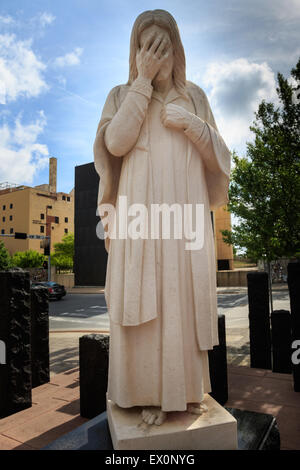 Eine Statue auf der anderen Straßenseite von der Oklahoma City Bombing Memorial. Stockfoto