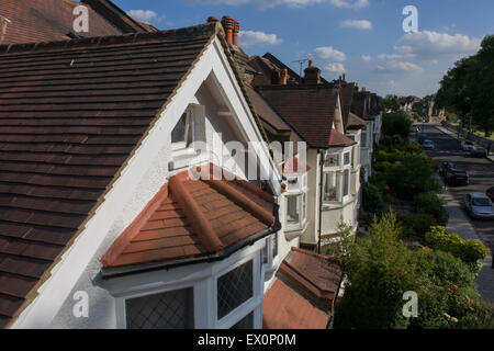 Luftaufnahme des suburbanen Edwardian Doppelhäuser in einer South London Straße. Stockfoto