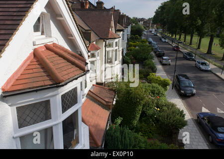 Luftaufnahme des suburbanen Edwardian Doppelhäuser in einer South London Straße. Stockfoto