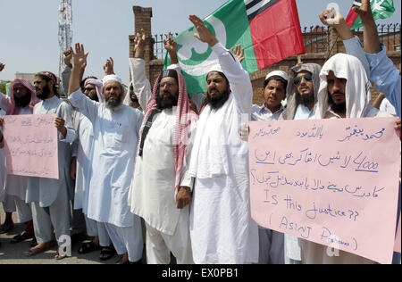 Aktivisten der Ahle Sunnat Wal Jamat protestieren gegen die Verhaftung ihres Anführers Aurangzeb Farooqi während einer Protestaktion außerhalb Peshawar Presseclub auf Freitag, 3. Juli 2015. Stockfoto