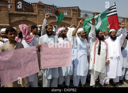 Aktivisten der Ahle Sunnat Wal Jamat protestieren gegen die Verhaftung ihres Anführers Aurangzeb Farooqi während einer Protestaktion außerhalb Peshawar Presseclub auf Freitag, 3. Juli 2015. Stockfoto