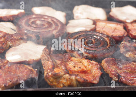 Grillen Fleisch auf Holzkohlefeuer Closeup Bild. Stockfoto