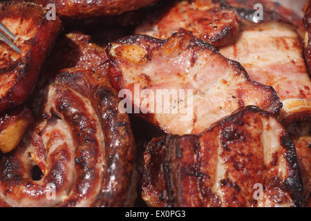 Grillen Fleisch auf Holzkohlefeuer Closeup Bild. Stockfoto