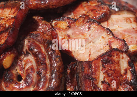 Grillen Fleisch auf Holzkohlefeuer Closeup Bild. Stockfoto