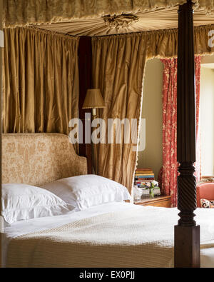 Georgische vier Himmelbett im Schlafzimmer mit Toile De Jouy Gardinen Stockfoto