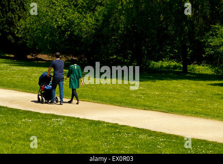 Paar mit Baby im Kinderwagen in Trentham Gardens in der Nähe von Stoke-on-Trent Staffordshire England UK Stockfoto