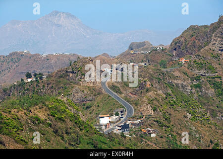 Häuser entlang der kurvenreichen Straße durch vulkanische Berge im Inneren der Insel Santiago, Kap Verde / Cabo Verde, Afrika Stockfoto