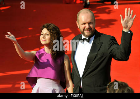 Karlovy Vary, Tschechien. 3. Juli 2015. Tschechischer Regisseur David Ondricek, Recht und seine Freundin, tschechische Schauspielerin Martha Issova besuchen die feierliche Eröffnung des 50. International Film Festival Karlovy Vary, Tschechische Republik, 3. Juli 2015.  Bildnachweis: Slavomir Kube es/CTK/Alamy Live-Nachrichten Stockfoto