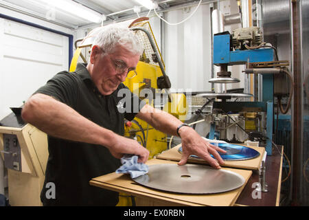 London, UK. 26. Juni 2015. Der Vinyl-Fabrik-Presse am Silk Street Eingang. Aitkens Projekt "Station zur Station, eine 30-tägige passiert" öffnet im Barbican Centre. Die 30-Tage lange "lebendige Ausstellung" vom 27. Juni bis 26. Juli 2015 100 Künstler sehen kommen 50 Aufführungen und 20 Aufenthalte zusammen mit Veranstaltungen und Aufführungen täglich zu wechseln. Stockfoto