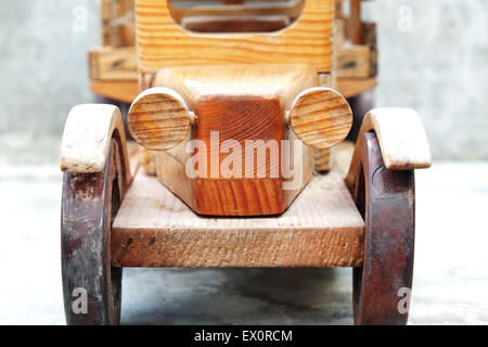 Makroaufnahme einer alten Holz Spielzeug LKW-front Stockfoto