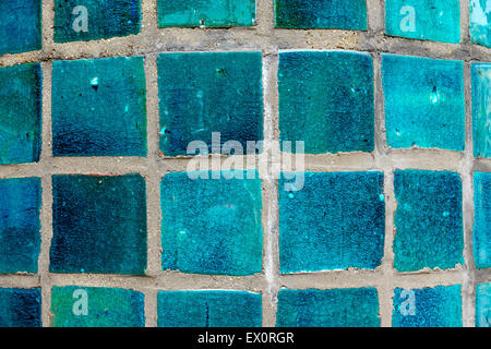 Einen Hintergrund aus kleinen türkisfarbenen Kacheln, gesehen in einem spa Stockfoto