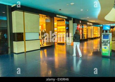 Atlantic City, New Jersey, USA, Inside, lokaler Luxus-Bekleidungsladen, Flur in Caesar's Gambling Casino, « Burberry » 'Louis Vuitton » Store Front Stockfoto