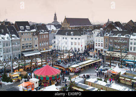 Schöne Aussicht auf die Stadt Maastricht in den Niederlanden mit einem Weihnachtsmarkt auf dem Hauptplatz an einem verschneiten Wintertag Stockfoto