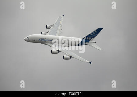 Airbus A380-Flug auf der 2015 Le Bourget airshow Stockfoto