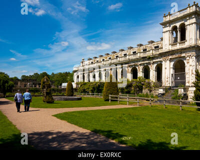 Besucher in den italienischen Garten in Trentham Gardens in der Nähe von Stoke-on-Trent Staffordshire England UK Stockfoto