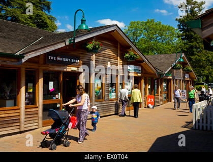 Touristen im Dorf am Eingang zum Trentham Gardens in der Nähe von Stoke-on-Trent Staffordshire England UK einkaufen Stockfoto