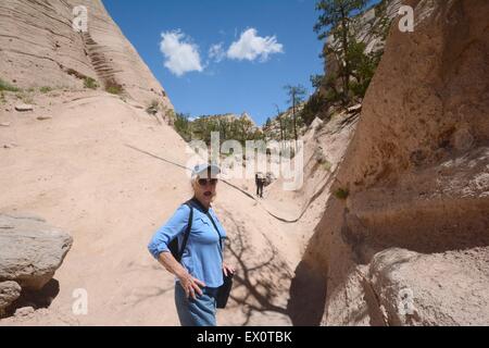 Meine 85 Jahre alte Schwester blickte zurück Trail an Kasha-Katuwe Zelt Rocks National Monument New Mexico - USA Stockfoto