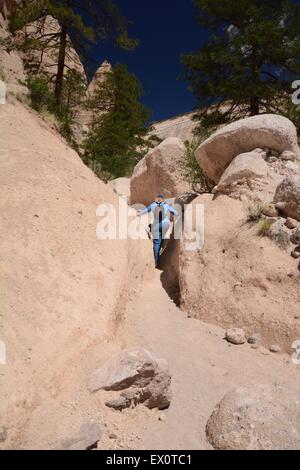 Senioren, Klettern durch engen Ort auf Trail Kasha-Katuwe Zelt Rocks National Monument New Mexico - USA Stockfoto