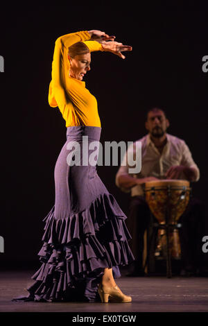 Charo Espino Alegría durchführen. Paco Peña Dance Company führen die UK-Premiere von "Flamencura" am Sadler es Wells Theatre. Die Flamenco-Show läuft vom 20. bis 28. Juni 2015 und Funktionen sechs Musiker und drei Tänzer. Stockfoto
