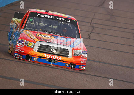 AVONDALE, AZ - NOV. 12: aric Almirola (15) nimmt Runden in einem Übungsbeispiel für die NASCAR Camping World Truck Series Stockfoto