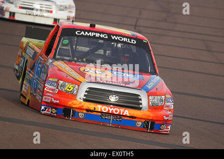 AVONDALE, AZ - NOV. 12: aric Almirola (15) nimmt Runden in einem Übungsbeispiel für die NASCAR Camping World Truck Series Stockfoto