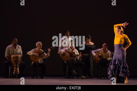Charo Espino Alegría durchführen. Paco Peña Dance Company führen die UK-Premiere von "Flamencura" am Sadler es Wells Theatre. Die Flamenco-Show läuft vom 20. bis 28. Juni 2015 und Funktionen sechs Musiker und drei Tänzer. Stockfoto