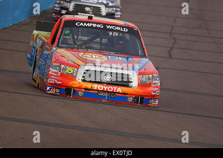 AVONDALE, AZ - NOV. 12: aric Almirola (15) nimmt Runden in einem Übungsbeispiel für die NASCAR Camping World Truck Series Stockfoto