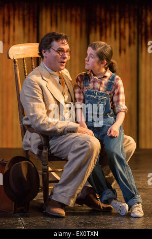 25.06.2015. London, UK. Robert Sean Leonard als Atticus Finch und Ava Potter als Scout. Fototermin für "To Kill a Mockingbird" im Barbican Theatre mit Robert Shean Leonard als Atticus Finch und Ava Potter als Scout.  Der Regent Park Open Air Theatre Produktion unter der Regie von Timothy Sheader werden die Barbakane vom 24. Juni bis 25. Juli 2015. Für die Bühne von Christopher Sergel basierend auf dem Roman von Harper Lee adaptiert. Stockfoto