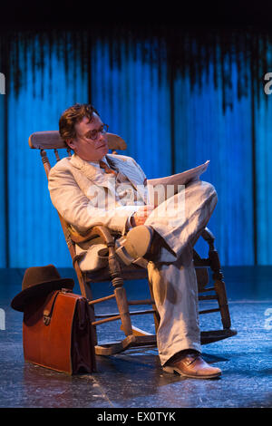 25.06.2015. London, UK. Robert Sean Leonard als Atticus Finch. Fototermin für "To Kill a Mockingbird" im Barbican Theatre mit Robert Shean Leonard als Atticus Finch und Ava Potter als Scout.  Der Regent Park Open Air Theatre Produktion unter der Regie von Timothy Sheader werden die Barbakane vom 24. Juni bis 25. Juli 2015. Für die Bühne von Christopher Sergel basierend auf dem Roman von Harper Lee adaptiert. Stockfoto