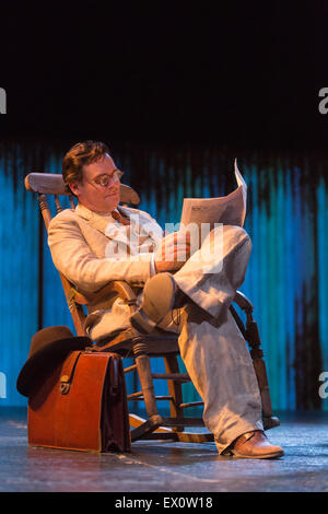 25.06.2015. London, UK. Robert Sean Leonard als Atticus Finch. Fototermin für "To Kill a Mockingbird" im Barbican Theatre mit Robert Shean Leonard als Atticus Finch und Ava Potter als Scout.  Der Regent Park Open Air Theatre Produktion unter der Regie von Timothy Sheader werden die Barbakane vom 24. Juni bis 25. Juli 2015. Für die Bühne von Christopher Sergel basierend auf dem Roman von Harper Lee adaptiert. Stockfoto