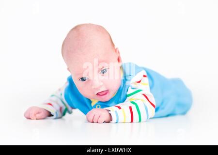 Eines Tages alte neugeborenes Baby Boy lächelnd, während Sie gemütlich auf den Bauch Stockfoto