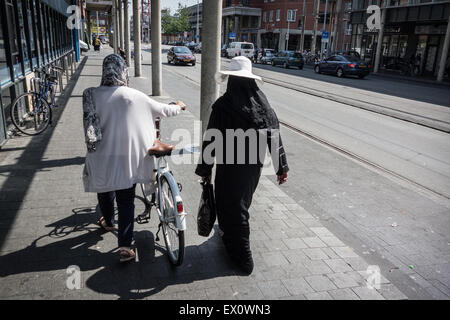 Den Haag, Niederlande. 3. Juli 2015. Nach dem Tod von Aruba geboren Mitch Henriquez gab es heftige Unruhen im Stadtteil multikulturellen Schilderswijk. Viele junge Männer auf die Straße nach Iftar und Brände zu starten und Gewalt gegen Polizei. Spannungen blieben hoch nach Mister Henriquez Tod am vergangenen Sonntag die angeblich durch exzessive Anwendung von Gewalt verursacht wurden von der Polizei bei seiner Festnahme. Bildnachweis: Willem Aires/Alamy Live-Nachrichten Stockfoto