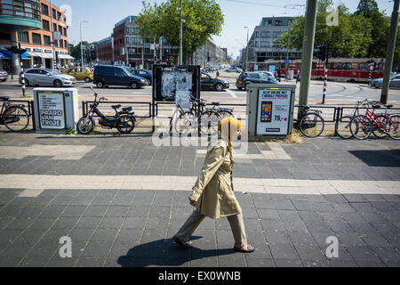 Den Haag, Niederlande. 3. Juli 2015. Nach dem Tod von Aruba geboren Mitch Henriquez gab es heftige Unruhen im Stadtteil multikulturellen Schilderswijk. Viele junge Männer auf die Straße nach Iftar und Brände zu starten und Gewalt gegen Polizei. Spannungen blieben hoch nach Mister Henriquez Tod am vergangenen Sonntag die angeblich durch exzessive Anwendung von Gewalt verursacht wurden von der Polizei bei seiner Festnahme. Bildnachweis: Willem Aires/Alamy Live-Nachrichten Stockfoto