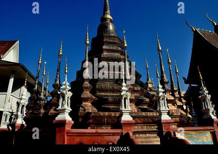 Chiang Mai, Thailand: Trat Chedi umgeben von einem Ring von Endstücken verschlossen mit vergoldetem Metall Sonnenschirme im Wat Phan Tao Stockfoto