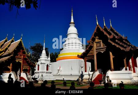 Chiang Mai, Thailand hölzerne Lanna Stil Vihan Hallen und große weiße glockenförmige Chedi in einem Garten am Wat Phra Singh Stockfoto