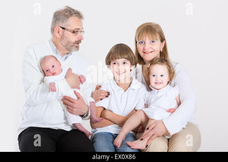 Glücklich liebende Paare, die Spaß mit drei Kinder, Teenager, Kleinkind Mädchen und ein neugeborenes baby Stockfoto