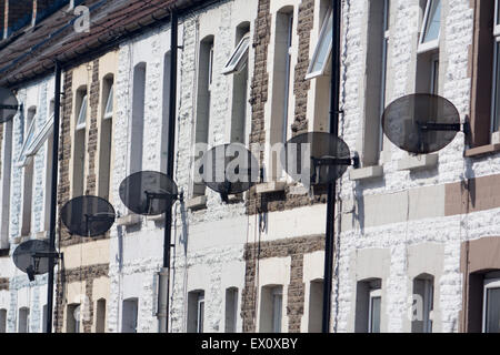 TV-Sat-Anlagen auf Fronten Außenbereich Reihenhäuser Cardiff Wales UK Stockfoto