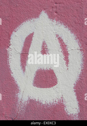 Anarchie-Zeichen Symbol Großbuchstabe A im Kreis kreisten weiß auf rosa Hintergrund gemalt Graffiti Cardiff Wales UK Stockfoto