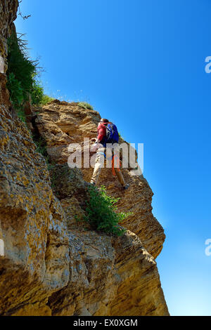 junge Kletterer Klettern auf einer Klippe Stockfoto