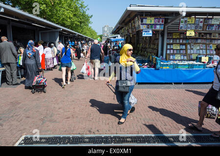 Den Haag, Niederlande. 3. Juli 2015. Nach dem Tod von Aruba geboren Mitch Henriquez gab es heftige Unruhen im Stadtteil multikulturellen Schilderswijk. Viele junge Männer auf die Straße nach Iftar und Brände zu starten und Gewalt gegen Polizei. Spannungen blieben hoch nach Mister Henriquez Tod am vergangenen Sonntag die angeblich durch exzessive Anwendung von Gewalt verursacht wurden von der Polizei bei seiner Festnahme. Bildnachweis: Willem Aires/Alamy Live-Nachrichten Stockfoto