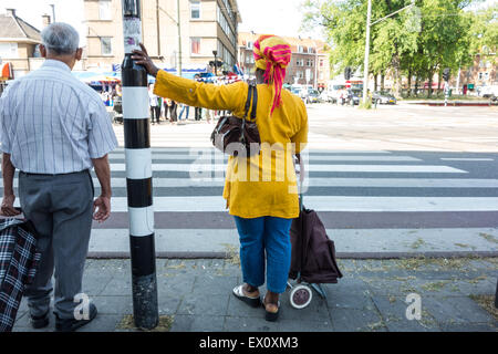 Den Haag, Niederlande. 3. Juli 2015. Nach dem Tod von Aruba geboren Mitch Henriquez gab es heftige Unruhen im Stadtteil multikulturellen Schilderswijk. Viele junge Männer auf die Straße nach Iftar und Brände zu starten und Gewalt gegen Polizei. Spannungen blieben hoch nach Mister Henriquez Tod am vergangenen Sonntag die angeblich durch exzessive Anwendung von Gewalt verursacht wurden von der Polizei bei seiner Festnahme. Bildnachweis: Willem Aires/Alamy Live-Nachrichten Stockfoto