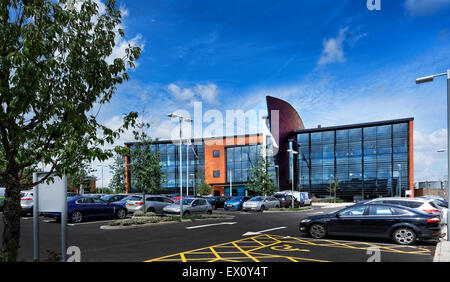 Leicestershire Fire Service HQ bei Birstall ist ein faszinierendes Gebäude mit "Flossen" gekleidet in einer Vielzahl von Farben. Stockfoto