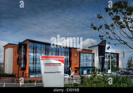 Leicestershire Fire Service HQ bei Birstall ist ein faszinierendes Gebäude mit "Flossen" gekleidet in einer Vielzahl von Farben. Stockfoto