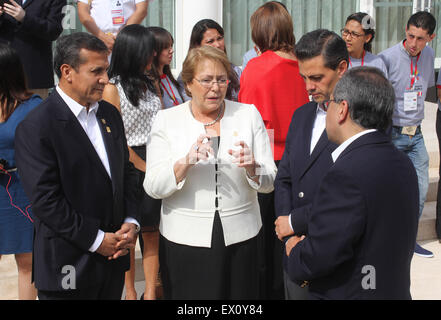 Paracas, Peru. 3. Juli 2015. Peruanische Präsident Ollanta Humala (1. L), chilenische Präsidentin Michelle Bachelet(2nd L) und mexikanischen Präsidenten Enrique Pena Nieto (2. R), treffen im Rahmen des 10. Pacific Alliance-Gipfels, in Paracas, Peru, am 3. Juli 2015. Bildnachweis: Luis Camacho/Xinhua/Alamy Live-Nachrichten Stockfoto