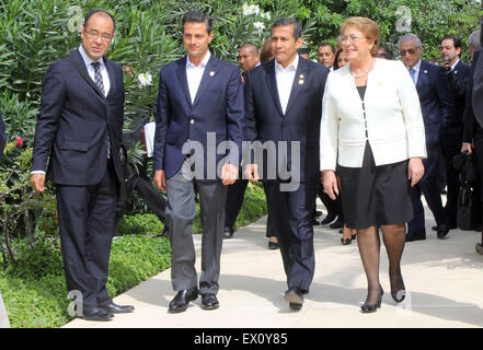 Paracas, Peru. 3. Juli 2015. Peruanische Präsident Ollanta Humala (2. R), chilenische Präsidentin Michelle Bachelet (1. R) und mexikanischen Präsidenten Enrique Pena Nieto (2 L), treffen im Rahmen des 10. Pacific Alliance-Gipfels, in Paracas, Peru, am 3. Juli 2015. Bildnachweis: Luis Camacho/Xinhua/Alamy Live-Nachrichten Stockfoto