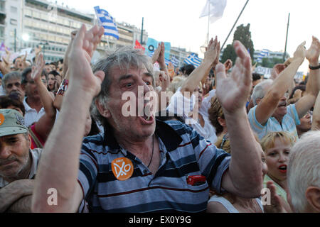 Athen, Griechenland. 3. Juli 2015. Menschen besuchen eine Kundgebung von Anhängern der Nein-Stimmen in Athen organisiert. Eine neue Umfrage zeigt ein totes Rennen in Griechenlands Referendumskampagne mit nur zwei Tage zu gehen, bevor am Sonntag darüber abstimmen, ob Griechen mehr Sparmaßnahmen im Gegenzug für die Rettungsaktion Darlehen annehmen sollte. Bildnachweis: Aristidis Vafeiadakis/ZUMA Draht/Alamy Live-Nachrichten Stockfoto